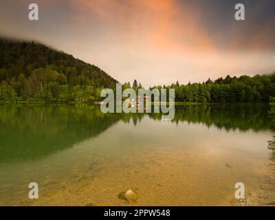 Vue au lever du soleil sur le lac noir ( turc; Karagöl ) Parc naturel de Borcka, voyage en Turquie. Artvin, Türkiye Banque D'Images