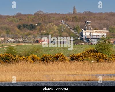 Bower's Lake avec odball la pelle hydraulique à benne traînante désutilisée dans la distance. Parc et réserve naturelle de St Aidan, Leeds. ROYAUME-UNI Banque D'Images