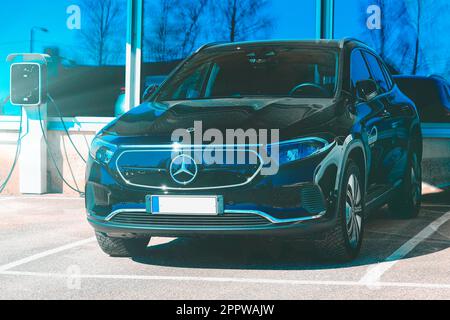 SUV électrique de batterie Mercedes-Benz EQA 250 année 2023 noir avec chargeur DEFA EV avec tonalité bleue. Salo, Finlande. 10 avril 2023. Banque D'Images