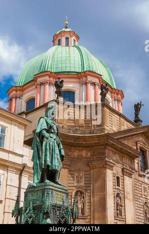 St. Eglise François d'Assise et monument en bronze du roi Charles IV à Prague Banque D'Images