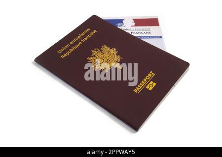 Paris, France - 25 septembre 2016 : passeport biométrique français et carte électorale française isolée sur blanc. Pour voter, un mu expatrié français Banque D'Images