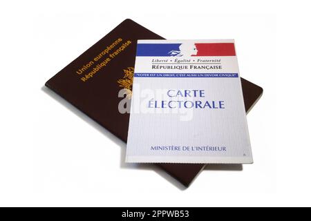 Paris, France - 25 septembre 2016 : carte de vote et passeport français isolés sur blanc. Banque D'Images