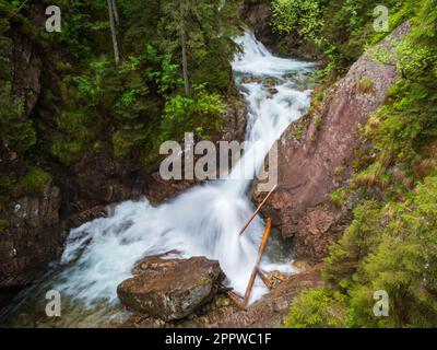 Wodogrzmoty aussi les chutes d'eau de Mickiewicz - chutes d'eau dans les Hautes Tatras créées à partir de trois plus grandes cascades sur le ruisseau Roztoka dans le Roztoka Banque D'Images