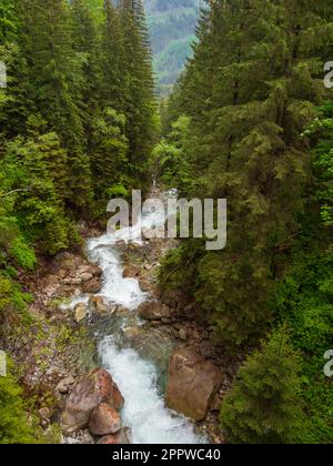 Wodogrzmoty aussi les chutes d'eau de Mickiewicz - chutes d'eau dans les Hautes Tatras créées à partir de trois plus grandes cascades sur le ruisseau Roztoka dans le Roztoka Banque D'Images