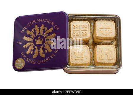 Boîte en édition limitée de biscuits sablés au beurre pour commémorer le couronnement du Roi Charles III 2023 de M&S isolé sur fond blanc Banque D'Images