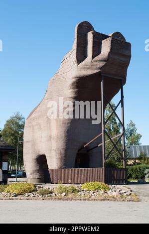 Sculpture en bois d'ours de 13 m de haut Sveg, municipalité de Härjedalen dans le comté de Jämtland, Suède Banque D'Images