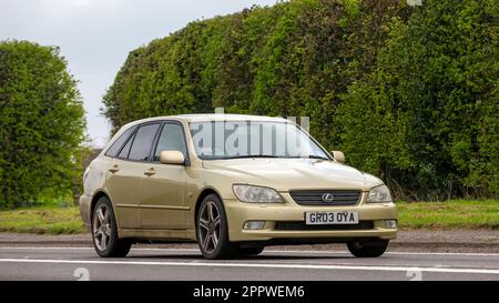 Bicester, Oxon, Royaume-Uni - 23 avril 2023. 2003 LEXUS IS300 sur une route de campagne anglaise Banque D'Images