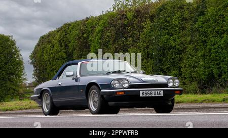 Bicester, Oxon, Royaume-Uni - 23 avril 2023. Jaguar XJS 1992 voyageant sur une route de campagne anglaise Banque D'Images