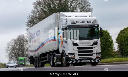 Bicester, Oxon, Royaume-Uni - 23 avril 2023. 2021 SCANIA R450 camion voyageant sur une route de campagne anglaise Banque D'Images
