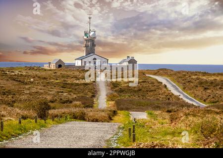 La pointe du raz. Le sémaphore sous un ciel nuageux vu de l'intérieur Banque D'Images