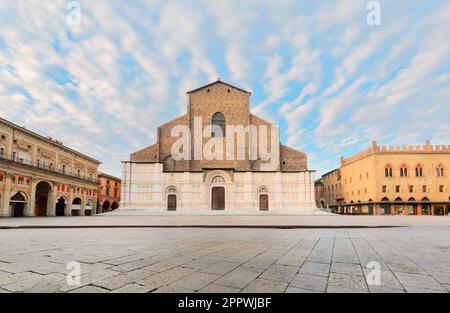 Bologne, Italie. Vue sur la basilique de San Petronio au lever du soleil Banque D'Images