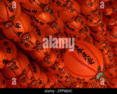 Un ensemble de lanternes chinoises rouges vibrantes suspendues au plafond. Banque D'Images