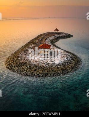 Vue aérienne de deux belvédères sur Pantai Karang, Sanur, Bali, Indonésie Banque D'Images