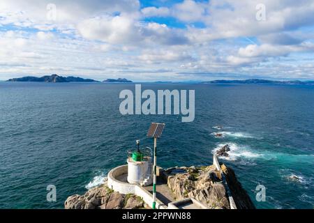 Vue aérienne du phare de Monteferro et de l'estuaire de Vigo avec les îles Cies en arrière-plan, Galice, Espagne Banque D'Images