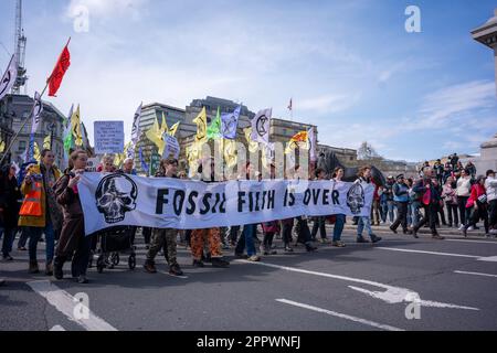 Londres/Royaume-Uni 24 avril 2023. La rébellion d'extinction et d'autres groupes de campagne se sont poursuivis avec leurs quatrième et dernier jours de protestation prévue. Tout en avertissant le gouvernement qu'ils « feraient monter » leur action s'ils n'acceptent pas les deux exigences du changement climatique. Les militants réclament : la fin de toutes les licences, le financement et l'approbation de nouveaux projets pétroliers et gaziers et la création de « assemblées de citoyens d'urgence » pour faire face à la crise climatique. Banque D'Images