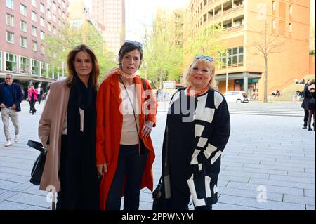 Susann Uplegger,Julia Bremermann und Franziska Troegner BEI der Premiere des Theaterstücks 'Stolz und Vorurteil *oder so' in der Komödie am Kurfürstendamm Banque D'Images