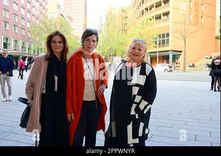 Susann Uplegger,Julia Bremermann und Franziska Troegner BEI der Premiere des Theaterstücks 'Stolz und Vorurteil *oder so' in der Komödie am Kurfürstendamm Banque D'Images