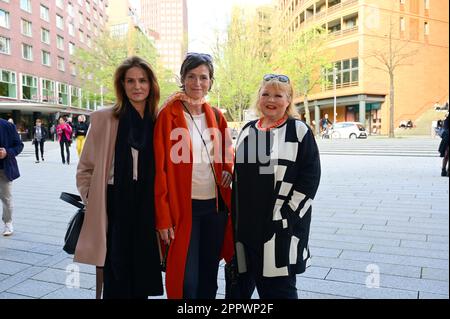 Susann Uplegger,Julia Bremermann und Franziska Troegner BEI der Premiere des Theaterstücks 'Stolz und Vorurteil *oder so' in der Komödie am Kurfürstendamm Banque D'Images