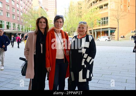 Susann Uplegger,Julia Bremermann und Franziska Troegner BEI der Premiere des Theaterstücks 'Stolz und Vorurteil *oder so' in der Komödie am Kurfürstendamm Banque D'Images