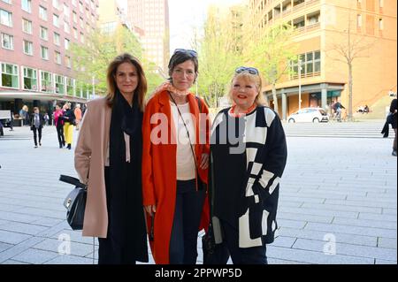 Susann Uplegger,Julia Bremermann und Franziska Troegner BEI der Premiere des Theaterstücks 'Stolz und Vorurteil *oder so' in der Komödie am Kurfürstendamm Banque D'Images