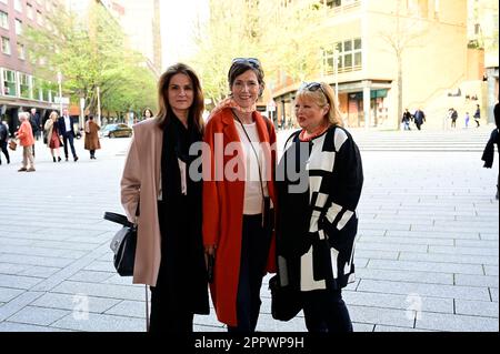 Susann Uplegger,Julia Bremermann und Franziska Troegner BEI der Premiere des Theaterstücks 'Stolz und Vorurteil *oder so' in der Komödie am Kurfürstendamm Banque D'Images