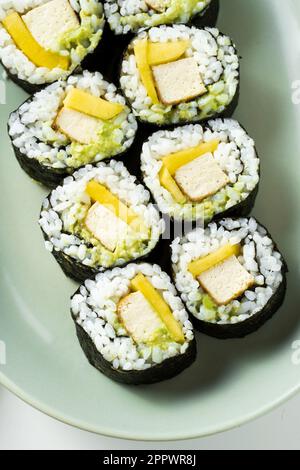 Sushi végétalien au tofu, à l'avocat et à la mangue. Une alimentation saine Banque D'Images