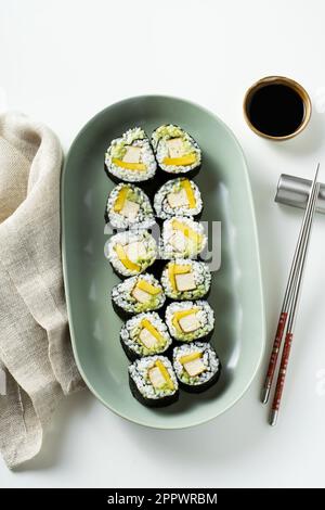 Sushi végétalien au tofu, à l'avocat et à la mangue. Une alimentation saine Banque D'Images