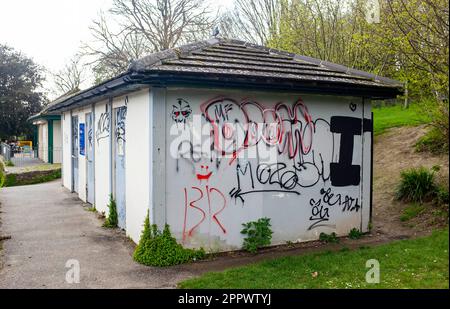 Les toilettes publiques fermées couvertes de graffitis dans le Queens Park Children's Playground à Brighton Banque D'Images