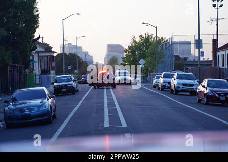 Les policiers enquêtent sur la fusillade. Un bébé de 15 mois a été tué par balle en voiture près de 12th Avenue et de 15th Street est à Oakland, Californie sur 24 avril. La fusillade a été signalée vers 6 h 15 et les policiers ont fermé les lieux du crime. Les policiers d'Oakland enquêtent sur la fusillade et le bébé qui a été abattu est blessé et envoyé à l'hôpital. (Photo de Michael Ho Wai Lee / SOPA Images/Sipa USA) Banque D'Images