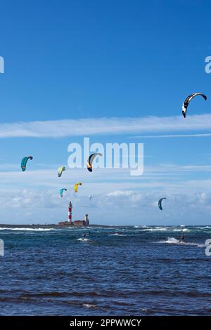 Kite surf à El Cotillo Fuerteventura avec El Toston Lighthouse en arrière-plan Banque D'Images