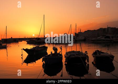 Lever du soleil dans le golfe de Gascogne - Pouilles, Italie Banque D'Images