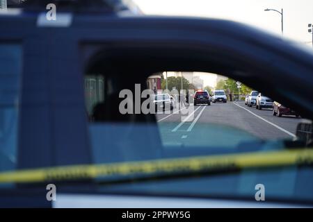 Les policiers enquêtent sur la fusillade. Un bébé de 15 mois a été tué par balle en voiture près de 12th Avenue et de 15th Street est à Oakland, Californie sur 24 avril. La fusillade a été signalée vers 6 h 15 et les policiers ont fermé les lieux du crime. Les policiers d'Oakland enquêtent sur la fusillade et le bébé qui a été abattu est blessé et envoyé à l'hôpital. Banque D'Images