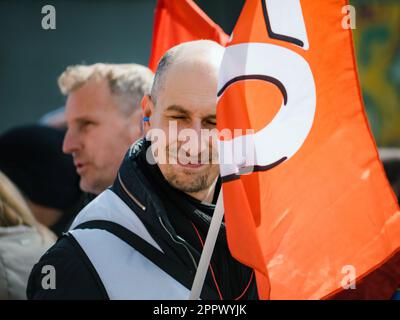 Strasbourg, France - 29 mars 2023 : un homme adulte portant des protections auditives se trouve dans une foule de manifestants protestant contre la réforme des retraites en France. À côté Banque D'Images