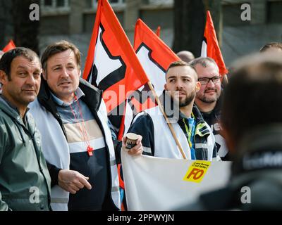 Strasborg, France - 29 mars 2023 : un groupe d'hommes adultes s'unissent, tenant un drapeau pour protester contre l'augmentation de l'âge de la retraite récemment passée. Banque D'Images