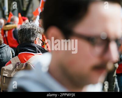 Strasbourg, France - 29 mars 2023 : des foules protestent passionnément à Strasbourg, France, contre l'adoption récente d'une loi de levée de pension Banque D'Images