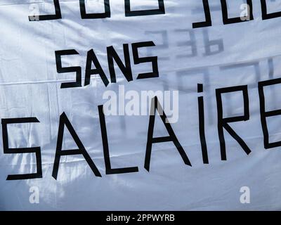 Strasborg, France - 29 mars 2023 : sans salon traduit sous la forme d'un écriteau sans salaire - la France fait l'expérience de plusieurs semaines de manifestations et d'actions de grève liées Banque D'Images