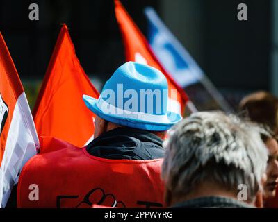 Strasbourg, France - 29 mars 2023 : des groupes de personnes protestent à Strasbourg, France contre une augmentation de l'âge de la retraite. En arrière-plan, un homme se tient W Banque D'Images