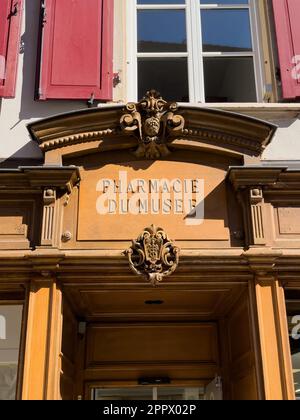 Ribeauville, France, 22 septembre 2022 : un magasin de médicaments français emblématique en Alsace avec une ancienne signalisation vintage au-dessus de son entrée, la pharmacie du Musée est une stonne Banque D'Images