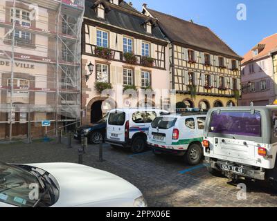 Ribeauville, France, 22 septembre 2022 : les rues animées de Ribeauville, en Alsace, regorgent de voitures allant des pilotes aux Dacias. L'hôtel de ville St Banque D'Images