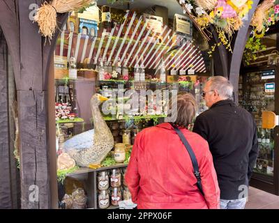 Ribeauville, France, 22 septembre 2022 : un couple senior d'Alsace, France, explore les magasins de détail et la cuisine du village traditionnel pendant ses vacances. Banque D'Images