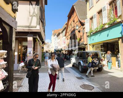 Ribeauville, France, 22 septembre 2022 : une rue animée de Ribeauville, France avec un marché animé et une foule diversifiée d'hommes, de femmes et de touristes wal Banque D'Images