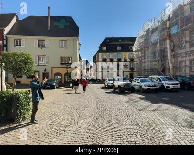 Ribeauville, France, 22 septembre 2022 : un beau touriste mâle adulte capture une vue pittoresque du nouveau quartier urbain d'Alsace, en France pendant ta Banque D'Images