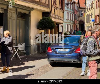 Ribeauville, France, 22 septembre 2022 : un groupe d'adultes qui s'imprégnent de la belle architecture et des vues sur une rue piétonne d'Alsace, en France. Un Merce Banque D'Images