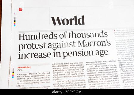 "Des centaines de milliers de personnes protestent contre l'augmentation de l'âge de retraite de Macron" le journal Guardian titre des manifestations françaises article 14 avril 2023 Londres Royaume-Uni Banque D'Images