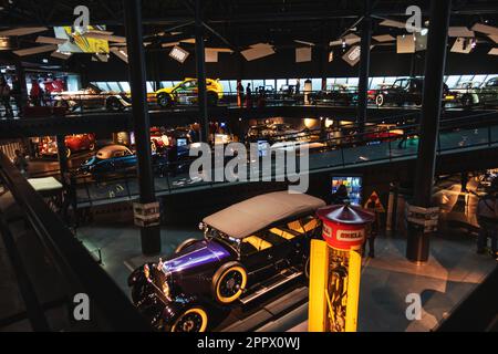 Musée de l'automobile de Riga, exposition de voitures anciennes classiques, salon de l'auto rétro. Riga, Lettonie - 12 mars 2023. Banque D'Images