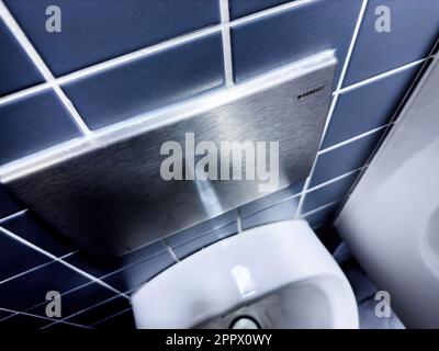 Bâle, Suisse - 22 septembre 2022: Un logo bleu Geberit est en vue au-dessus d'une toilette, démontrant le sanitar de qualité des fabricants suisses internationaux Banque D'Images