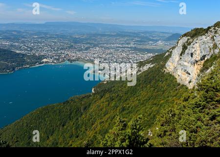 Vue du Mont Veyrier sur le lac d'Annecy, le lac d'Annecy et la ville d'Annecy, haute-Savoie, France Banque D'Images