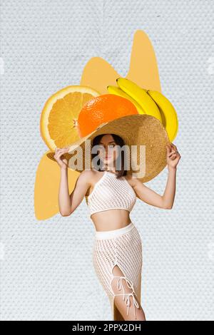 Photo bannière conception minimale collage de jeune fille tenir chapeau de soleil promo fruits frais tranche orange mûr jus de banane isolé sur fond gris Banque D'Images