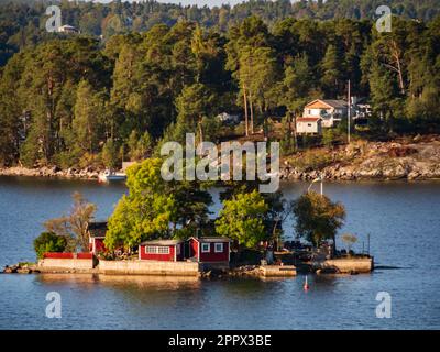 Stockholm, Suède - sept., 2022: Propriétés en bois typiques de la suède sur les îles de l'archipel de Stockholm dans la mer Baltique en Europe du Nord Banque D'Images