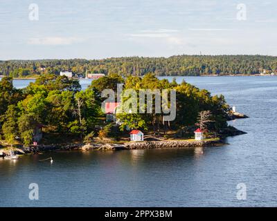 Stockholm, Suède - sept., 2022: Propriétés en bois typiques de la suède sur les îles de l'archipel de Stockholm dans la mer Baltique en Europe du Nord Banque D'Images